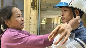 Hành trình 13 năm bên người con viết chữ bằng chân