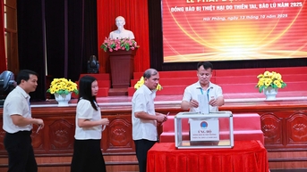 សាកលវិទ្យាល័យ Sao Do ជួយឧបត្ថម្ភជនរងគ្រោះដោយទឹកជំនន់ចំនួន ១៤០ លានដុង