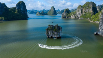 ឈូងសមុទ្រ Ha Long - តំបន់បេតិកភណ្ឌដំបូងគេនៅក្នុងប្រទេសដែលត្រូវបានវាយតម្លៃសម្រាប់សមត្ថភាពដឹកជញ្ជូនរបស់វា។