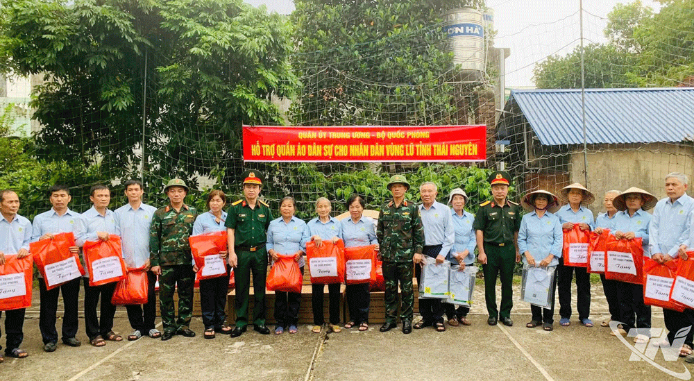 ទទួល​បាន​និង​ចែក​ខោអាវ​ចំនួន ៨​ពាន់​ឈុត ដល់​ប្រជាពលរដ្ឋ​នៅ​តំបន់​រងគ្រោះ​ដោយ​ទឹក​ជំនន់