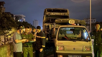 Kịp thời khống chế vụ cháy xe đầu kéo tại đường Vành đai 3 trên cao