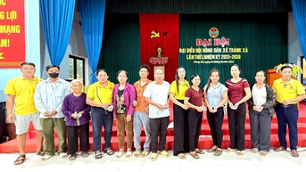 ក្រុម​អ្នក​ស្ម័គ្រ​ចិត្ត Luc Yen ជួយ​ដល់​ជន​រង​គ្រោះ​ដោយ​ទឹក​ជំនន់​ខេត្ត Thai Nguyen