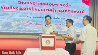 មន្ត្រីសុខាភិបាល និងនិយោជិតបានបរិច្ចាគថវិកាជិត ១៥០លានដុង ដើម្បីជួយដល់ប្រជាជនដែលរងផលប៉ះពាល់ដោយព្យុះ និងទឹកជំនន់។