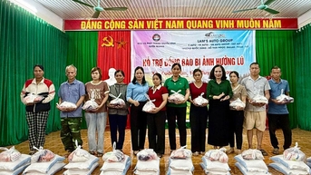 Trao 200 suất quà cho người dân xã Xuân Vân