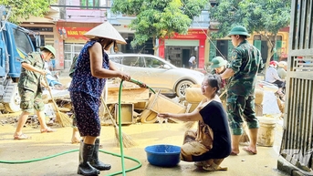 Cùng chung tay để ổn định cuộc sống sau mưa lũ