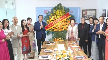 អគ្គលេខាធិកា To Lam ជូនផ្កាអបអរសាទរសមាគមសហគ្រិនឯកជនវៀតណាម។