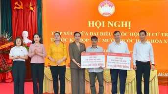 អនុប្រធានគណៈកម្មាធិការមជ្ឈិមរណសិរ្សមាតុភូមិវៀតណាម Ha Thi Nga បានជួបជាមួយអ្នកបោះឆ្នោតឃុំ Yen Son