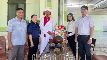 ឃុំនិញភឿក៖ អញ្ជើញទៅសួរសុខទុក្ខ និងជូនអំណោយដល់គ្រឹះស្ថានសាសនា និងបុគ្គលឆ្នើមក្នុងឱកាសពិធីបុណ្យ Kate ឆ្នាំ 2025