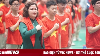 នាយក​សាលា​ស្រី​ចំណាយ​ប្រាក់​ពី​ហោប៉ៅ​ខ្លួន​ឯង​ដើម្បី​ផ្តល់​រង្វាន់​ដល់​សិស្ស​ដែល​ឈ្នះ​រង្វាន់ និង​ទៅ​បរទេស