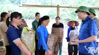 សមមិត្ត Dinh Quang Tuyen បានចុះសួរសុខទុក្ខ និងលើកទឹកចិត្តគ្រួសារដែលលិចលង់ក្នុងឃុំ Vinh Thong និង Van Lang។