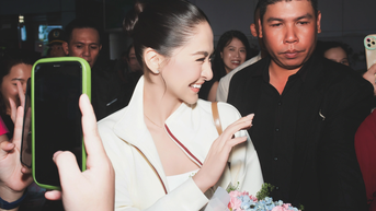 "Mỹ nhân đẹp nhất Philippines" đến Việt Nam, fan quây kín tại sân bay