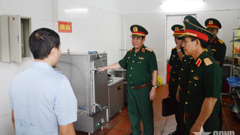 Thiếu tướng Nguyễn Bá Lực kiểm tra Ban chỉ huy Phòng thủ khu vực 4 - Vĩnh Yên