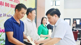 Hai phường Tây Tựu, Xuân Đỉnh ủng hộ đồng bào bị thiệt hại do mưa bão