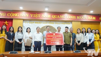 សហគ្រាសសំណង់ Xuan Truong ឧបត្ថម្ភខេត្ត Thai Nguyen ចំនួន ២ពាន់លានដុង ដើម្បីជំនះផលវិបាកដោយទឹកជំនន់