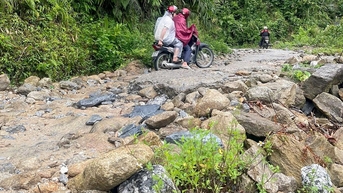 ផ្លូវ​ទៅ​ឃុំ Thuong Son ខូច​ខាត​យ៉ាង​ធ្ងន់ធ្ងរ។