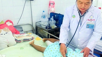 Bé gái trượt patin ngã 'bật ngửa', hai năm sau suýt liệt tứ chi