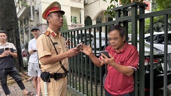 Tài xế vi phạm nồng độ cồn lái ô tô nổ 2 lốp đi ngược chiều