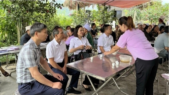 Bao Minh ផ្តល់ជំនួយជាបន្ទាន់ដល់ជនរងគ្រោះក្នុងគ្រោះថ្នាក់ចរាចរណ៍ធ្ងន់ធ្ងរនៅទីក្រុង Lao Cai