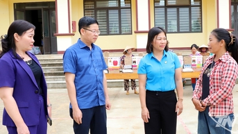 ថ្នាក់ដឹកនាំខេត្តបានចុះសួរសុខទុក្ខ និងលើកទឹកចិត្តប្រជាពលរដ្ឋឃុំ Van Lang និងឃុំ Van Han ដែលរងការខូចខាតដោយសារខ្យល់ព្យុះ និងទឹកជំនន់។