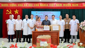 ប្រធាន​មន្ទីរ​សុខាភិបាល​បាន​ចុះ​ពិនិត្យ​ការងារ​ជំនះ​លើ​ផល​វិបាក​នៃ​ព្យុះ​លេខ​១០ និង​លេខ​១១ នៅ​កន្លែង​ព្យាបាល​នៅ​តំបន់​មេវ​វ៉ា​ក ។
