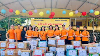 អនុវិទ្យាល័យ Dich Vong Hau ផ្សព្វផ្សាយសេចក្តីស្រឡាញ់ពីទីក្រុងហាណូយដល់តំបន់រងគ្រោះដោយទឹកជំនន់នៃខេត្ត Thai Nguyen