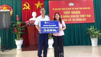 ក្រុមហ៊ុនអគ្គិសនី Khanh Hoa ជួយឧបត្ថម្ភប្រជាពលរដ្ឋរងគ្រោះដោយខ្យល់ព្យុះចំនួនជាង ២៣៥លានដុង