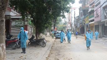 Dồn tổng lực phun khử khuẩn môi trường phòng, chống dịch bệnh sau bão lũ