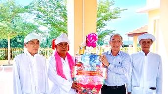 រណសិរ្សមាតុភូមិ ឡាំដុង សូមជូនពរ ពិធីបុណ្យកឋិនទាន ដល់ប្រជាជនចាមព្រាហ្មណ៍