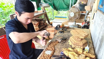 រឿងសិប្បករ Gen Z៖ មនុស្សម្នាក់ 'ញៀន' សិប្បកម្មឆ្លាក់...