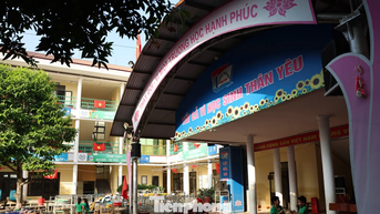 Học sinh Thái Nguyên vượt bùn lầy trở lại trường sau mưa lũ