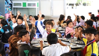 ពីសំបុត្រលាដ៏ស្រក់ទឹកភ្នែកទៅកាន់ផ្ទះបាយសប្បុរសធម៌សម្រាប់សិស្សក្រីក្រ