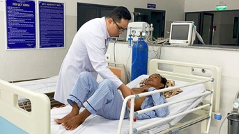Bác sĩ trẻ về cơ sở: 'Chọn ở lại khi người dân cần'