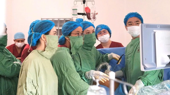Loại bỏ một thai không tim, giữ một thai chào đời an toàn cho sản phụ mang song thai