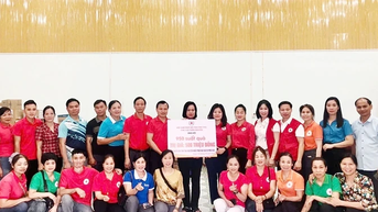 ប្រគល់អំណោយចំនួន 950 ជូនដល់ជនរងគ្រោះដោយទឹកជំនន់ខេត្ត Thai Nguyen
