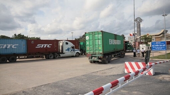 Ùn tắc xe container tại Cửa khẩu Quốc tế Mộc Bài