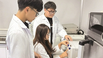 Sinh viên làm pin từ bã cà phê
