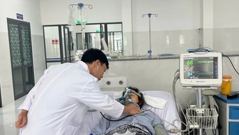 거센 파도 속에서 여성 관광객을 구하다