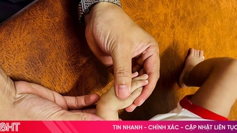 Ấm tình lương y trong đôi tay trị liệu