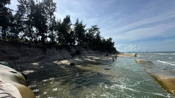 Bờ biển Hội An tan hoang do sạt lở