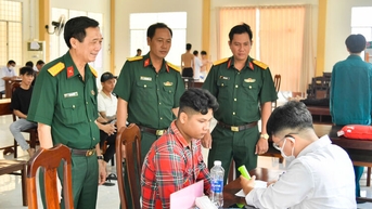 បញ្ជាការដ្ឋានយោធភូមិភាគខេត្ត An Giang ចុះពិនិត្យសុខភាពបឋមសម្រាប់បម្រើយោធា