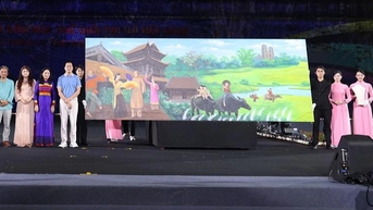 ក្រុមហ៊ុន SHB និង T&T Group បានដេញថ្លៃគំនូរតម្លៃ 1 ពាន់លានដុង ដើម្បីគាំទ្រជនរងគ្រោះដោយទឹកជំនន់