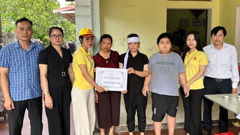 មូលនិធិ Thien Tam (សាជីវកម្ម Vingroup) ឧបត្ថម្ភសាច់ញាត្តិសមមិត្ត Doan Van Manh ចំនួន 100 លានដុង