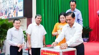 គណៈកម្មាធិការបក្សខេត្ត Vinh Long ផ្តល់អំណោយដល់ប្រជាពលរដ្ឋដែលរងគ្រោះដោយខ្យល់ព្យុះ និងទឹកជំនន់
