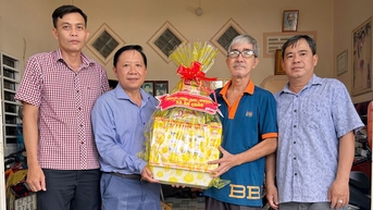 ថ្នាក់ដឹកនាំឃុំ An Chau បានចុះសួរសុខទុក្ខ និងជូនអំណោយដល់អតីតថ្នាក់ដឹកនាំគណៈកម្មាធិការអធិការកិច្ចបក្ស