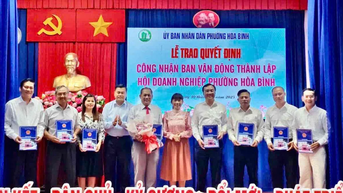 វួដ Hoa Binh៖ ផ្តល់កិត្តិយសដល់អាជីវកម្មគំរូ និងគ្រួសារអាជីវកម្ម