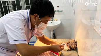 Một bé gái sơ sinh bị bỏ rơi được phát hiện và chăm sóc kịp thời