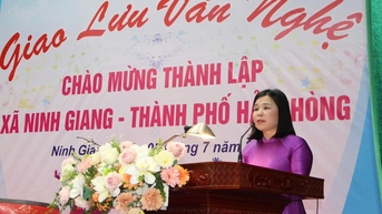 ស្ត្រី​មេ​ឃុំ​ Hai Phong ខិតខំ​សម្រប​តាម​ការងារ​របស់​ខ្លួន