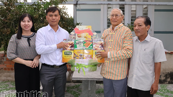 គណៈកម្មាធិការរណសិរ្សមាតុភូមិវៀតណាមខេត្តបានទៅសួរសុខទុក្ខ និងអបអរសាទរបុគ្គលឆ្នើមរបស់ជនជាតិចាមក្នុងឱកាសពិធីបុណ្យ Kate។