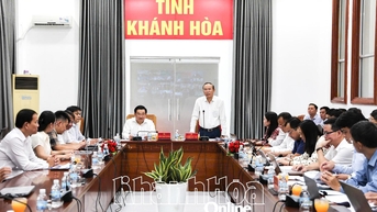 អនុរដ្ឋមន្ត្រីក្រសួងកសិកម្ម និងបរិស្ថាន Phung Duc Tien ធ្វើការជាមួយខេត្ត Khanh Hoa លើបញ្ហាដីធ្លី