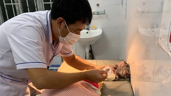 Kịp thời cứu giúp bé gái sơ sinh bị bỏ rơi khi chưa cắt dây rốn